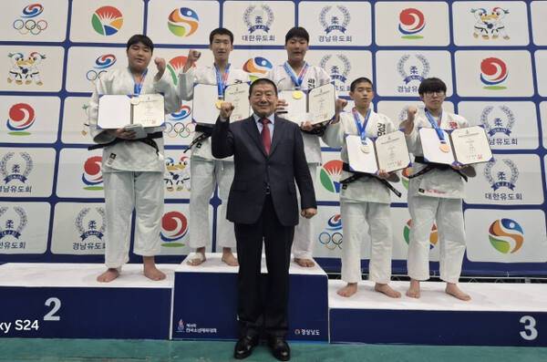 제54회 전국소년체육대회 유도에서 입상한 경기도 중등부 선수들이 시상식 후 서정복 경기도유도회장과 기념촬영을 하고 있다. 황선학기자