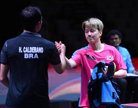 세계탁구선수권 남자단식 8강전 패배 후 칼데라노와 인사하는 안재현(오른쪽). 사진[연합뉴스]