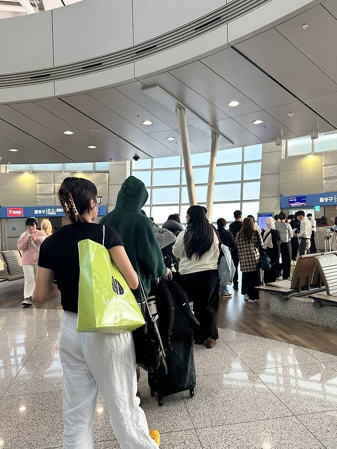 인천공항서 싱가포르행 비행기를 타는 청년들 / 사진=권효정 여행+ 기자