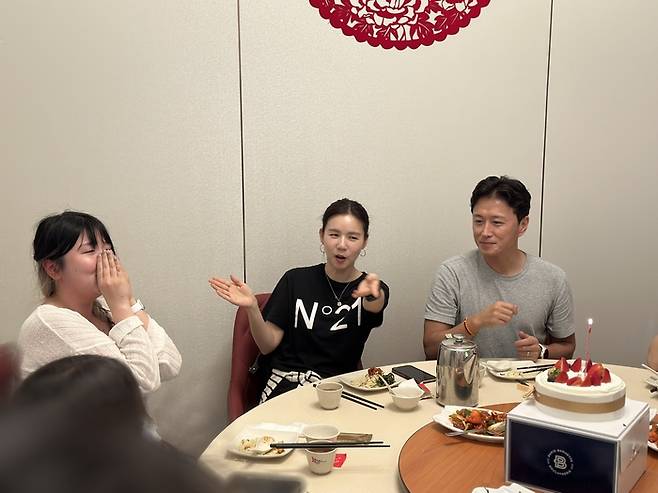 깜짝 생일파티 모습 / 사진=권효정 여행 + 기자