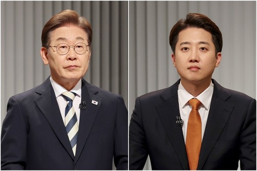 이재명(왼쪽)더불어민주당·이준석 개혁신당  대선후보가 지난 23일 서울 여의도 KBS 스튜디오에서 열린 제21대 대선 2차 후보자 토론회를 준비하고 있다. [사진출처=연합뉴스]