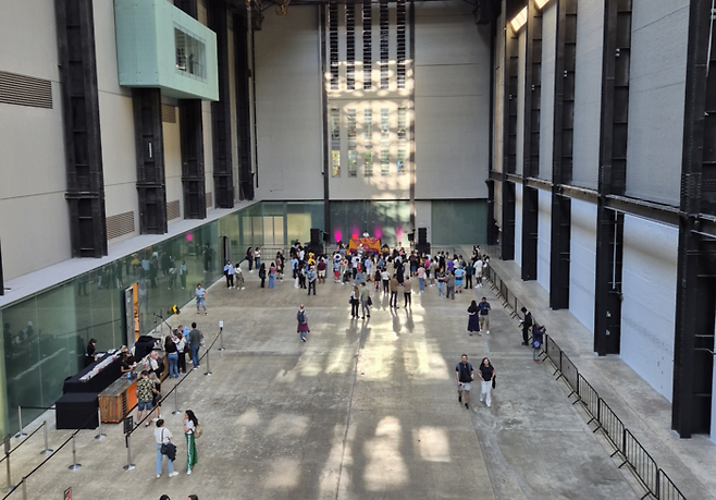 25주년을 맞은 주말에 야간 개장을 하고 음악과 술을 즐길 수 있도록 한 테이트 모던. ©김슬기