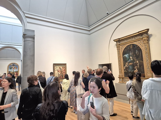 레오나르도 다빈치의 [암굴의 성모]가 보이는 전시장 입구. ©김슬기