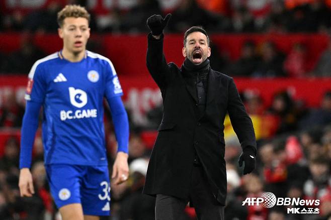 뤼트 판 니스텔루이 감독(사진 오른쪽)은 레스터 시티 잔류를 원한다. 사진=AFPBBNews=News1