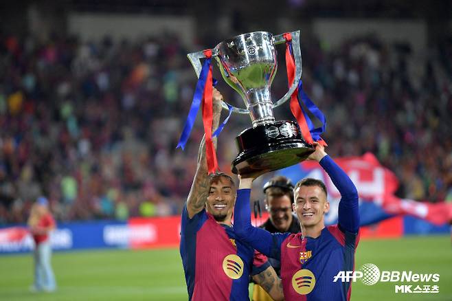 올 시즌 바르셀로나의 3관왕을 이끈 하피냐(사진 왼쪽). 사진=AFPBBNews=News1