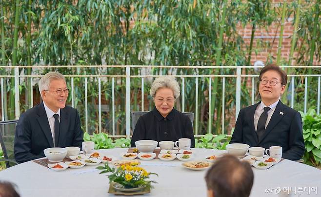[김해=뉴시스] 조성우 기자 = 이재명(오른쪽) 더불어민주당 대선후보가 고 노무현 전 대통령 16주기인 23일 경남 김해시 진영읍 봉하마을 노 전 대통령 사저에서 문재인 전 대통령, 권양숙 여사와 오찬을 하고 있다. (사진=더불어민주당 제공) 2025.05.23. photo@newsis.com *재판매 및 DB 금지 /사진=