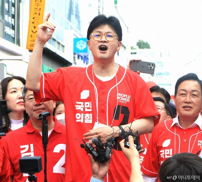 [원주=뉴시스] 이덕화 기자 = 한동훈 국민의힘 전 대표가 22일 강원 원주시 중앙동 문화의거리에서 김문수 대선 후보 지지를 호소하고 있다. 2025.05.22. /사진=이덕화