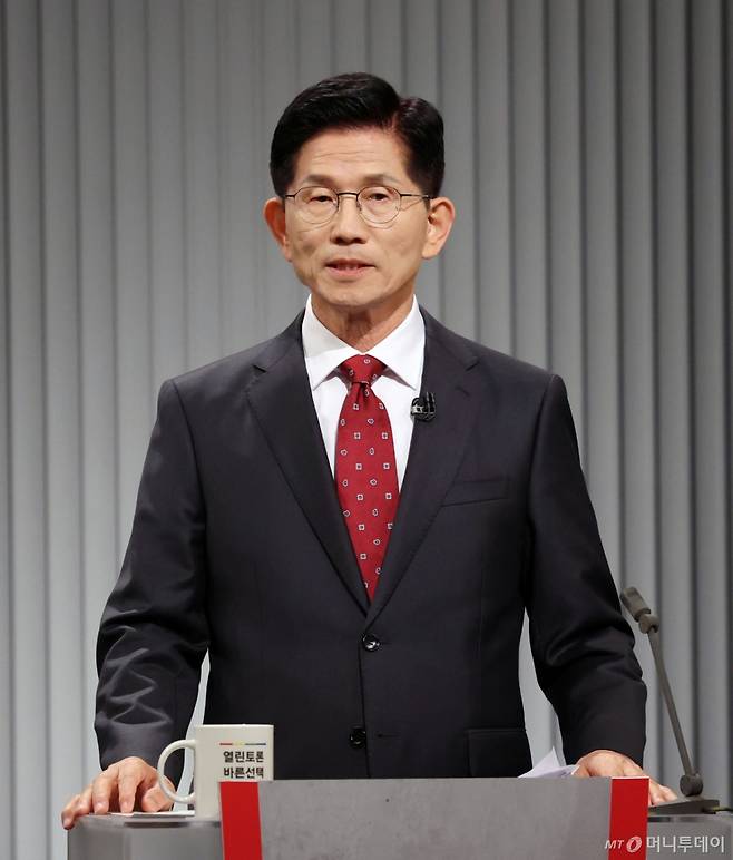 [서울=뉴시스] 국회사진기자단 = 김문수 국민의힘 대선후보가 23일 서울 영등포구 KBS본관 스튜디오에서 열린 중앙선거방송토론위원회 주관 제21대 대통령선거 2차 후보자 토론회 준비를 하고 있다. 2025.05.23. photo@newsis.com /사진=