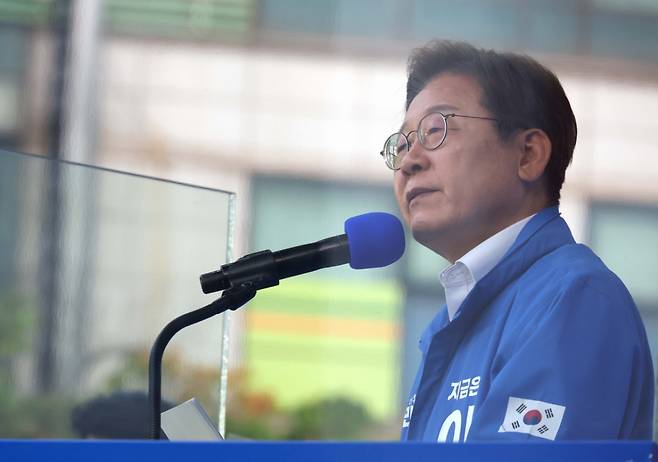 [안산=뉴시스] 조성봉 기자 =  이재명 더불어민주당 대선 후보가 24일 경기 안산 단원구 안산문화광장에서  열린 유세에서 시민들에게 지지를 호소하고 있다.  2025.05.24.