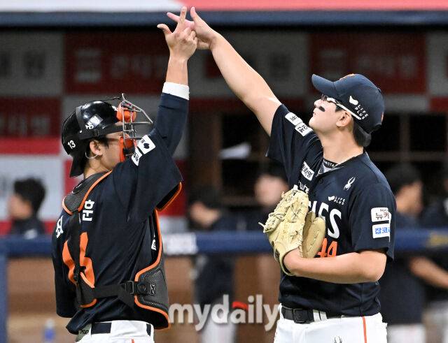 9일 오후 서울 고척동 고척스카이돔에서 진행된 '2025 프로야구 KBO리그' 키움히어로즈와 한화 이글스의 경기. 한화 김서현과 최재훈이 7-5로 승리한 뒤 세리머리를 하고 있다./마이데일리