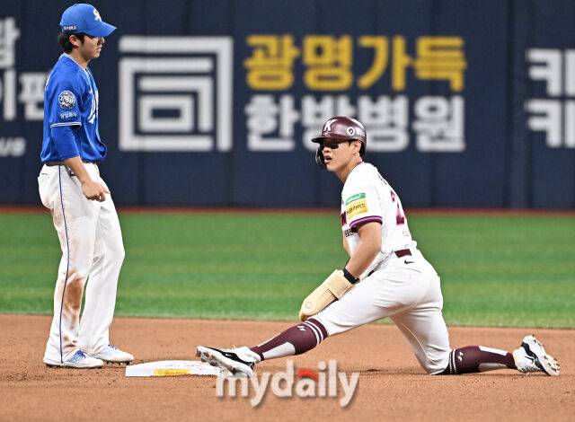 22일 오후 서울 고척돔 고척스카이돔에서 진행된 '2025 프로야구 KBO리그' 키움히어로즈와 삼성라이온즈의 경기. 키움 송성문이 6회말 2사 1루서 도루에 성공하고 있다./마이데일리