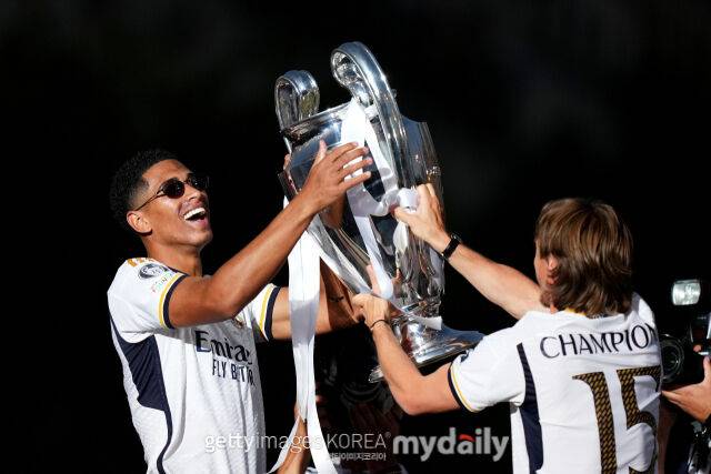 유럽축구연맹(UEFA) 챔피언스리그 우승 트로피 세리머니를 함께 한 벨링엄(왼쪽)과 모드리치. /게티이미지코리아