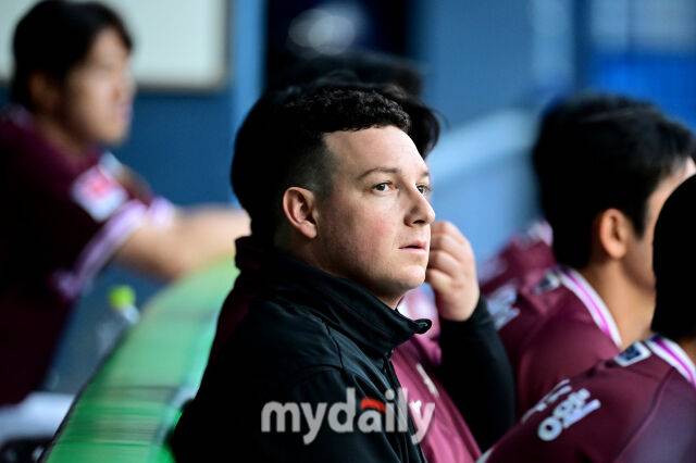 2025년 5월 15일 오후 서울 잠실구장에서 진행된 '2025 신한 SOL뱅크 KBO 리그' 키움 히어로즈와 LG 트윈스의 경기. 키움 로젠버그가 경기를 지켜보고 있다./마이데일리