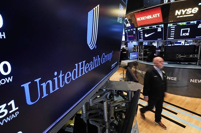 UnitedHealth Group의 로고가 뉴욕 증권 거래소에 표시되고 있다. [AP]