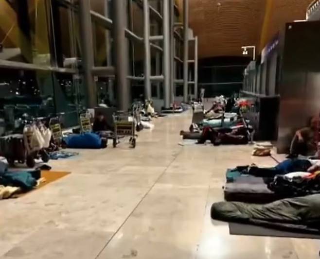 [서울=뉴시스] 스페인 마드리드 공항에 노숙자들로 문제가 발생하자 AENA는 밤 시간대 노숙자 출입을 제한한다고 밝혔다. (사진=데일리메일 캡쳐) 2025.05.23 *재판매 및 DB 금지