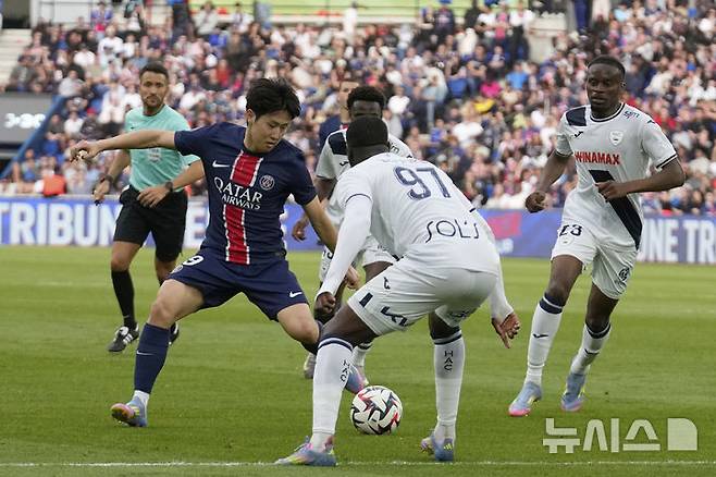 [파리=AP/뉴시스] 프랑스 프로축구 리그앙 파리 생제르맹(PSG)의 이강인. 2025.04.19.