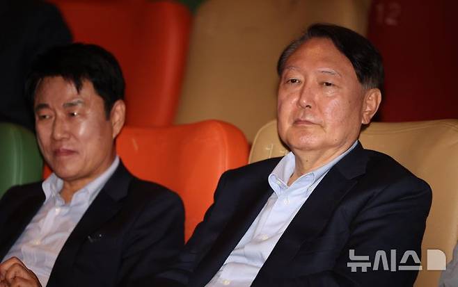 [서울=뉴시스] 황준선 기자 = 윤석열 전 대통령이 21일 오전 서울 중구 메가박스 동대문점에서 다큐멘터리 영화 '부정선거, 신의 작품인가'를 관람하기 위해 착석해 있다. 왼쪽은 이영돈 PD. 2025.05.21. hwang@newsis.com