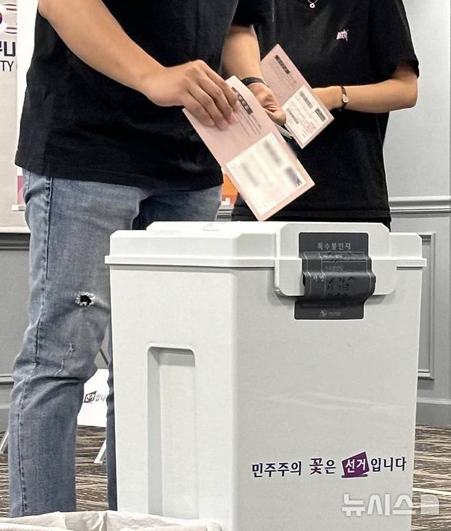 [워싱턴=뉴시스]이윤희 특파원 = 20일(현지 시간) 미국 버지니아주 알렉산드리아 코리안커뮤니티센터에 마련된 제21대 대통령선거 재외투표 투표소에서 유권자가 투표하고 있다. 이번 대선 재외선거는 이날부터 오는 25일까지 전 세계 118개국 223개 투표소에서 진행된다. 2025.05.21. sympathy@newsis.com