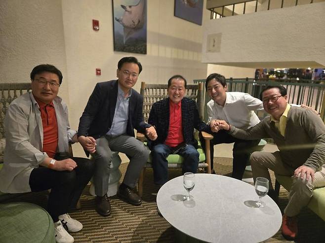 [서울=뉴시스] 권창회 기자 = 지난 19일 홍준표 전 대구시장의 선거대책위원회 합류를 설득하기 위해 미국 하와이로 떠난 국민의힘 특사단이 빅아일랜드 모처에서 홍 전 시장과 회동하고 있다. (사진=김대식 의원실 제공) 2025.05.20. photo@newsis.com *재판매 및 DB 금지