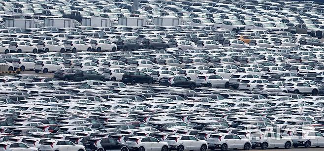 [평택=뉴시스] 추상철 기자 = 22일 오후 경기 평택항 자동차 전용부두에 수출 차량이 세워져 있다. 미국 관세 폭탄 여파로 이달 1일부터 20일까지 대미 수출이 15% 가까이 급감한 것으로 나타났다. 특히 25%의 관세가 부과된 자동차, 부품, 철강 등이 큰 폭으로 감소했다. 2025.05.22. scchoo@newsis.com