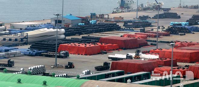 [평택=뉴시스] 추상철 기자 = 22일 오후 경기 평택항에 철강제품이 쌓여 있다. 2025.05.22. scchoo@newsis.com