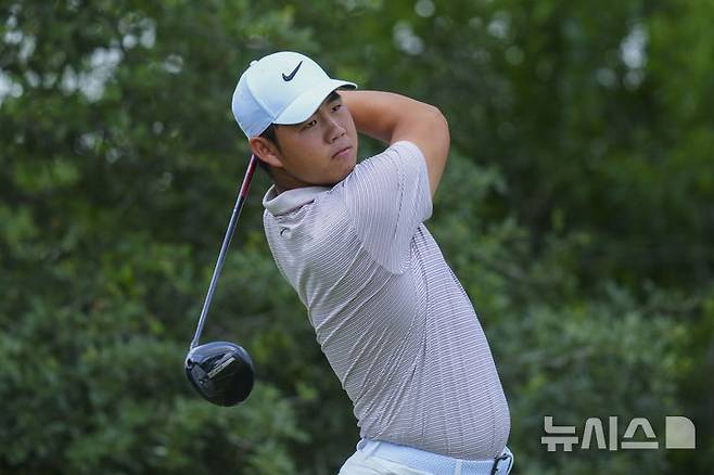 [포트워스=AP/뉴시스] 김주형이 22일(현지 시간) 미 텍사스주 포트워스의 콜로니얼 컨트리클럽에서 열린 미국프로골프(PGA) 투어 찰스 슈왑 챌린지 첫날 9번 홀에서 티샷하고 있다. 2025.05.23.