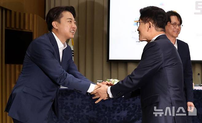 [서울=뉴시스] 추상철 기자 = 김문수 국민의힘 대선 후보와 이준석 개혁신당 대선 후보가 지난 19일 오전 서울 중구 서울시청에서 열린 '약자와 동행하는 서울' 토론회를 마친 후 인사하고 있다. 2025.05.19. scchoo@newsis.com