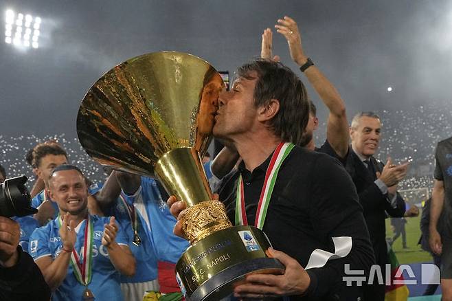 [나폴리=AP/뉴시스] 2024~2025시즌 이탈리아 프로축구 세리에A에서 우승한 나폴리의 안토니오 콘테 감독. 2025. 5. 24.