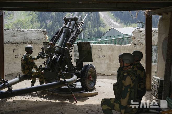 [카슈미르=AP/뉴시스] 극적 휴전에 합의한 인도와 파키스탄이 24일(현지 시간) 상호 영공 폐쇄 조치를 한 달 연장했다. 사진은 지난 20일 인도령 카슈미르에서 언론 참관 행사가 열린 가운데 인도-파키스탄 접경 실질통제선(LoC) 부근 미공개 장소에서 인도 군인들이 훈련하는 모습. 2025.05.24.