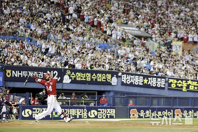 [서울=뉴시스] 최동준 기자 = 20일 서울 송파구 잠실야구장에서 열린 2025 KBO리그 SSG 랜더스와 두산 베어스의 경기, 7회 SSG 최정이 타격하고 있다. 2025.05.20. photocdj@newsis.com