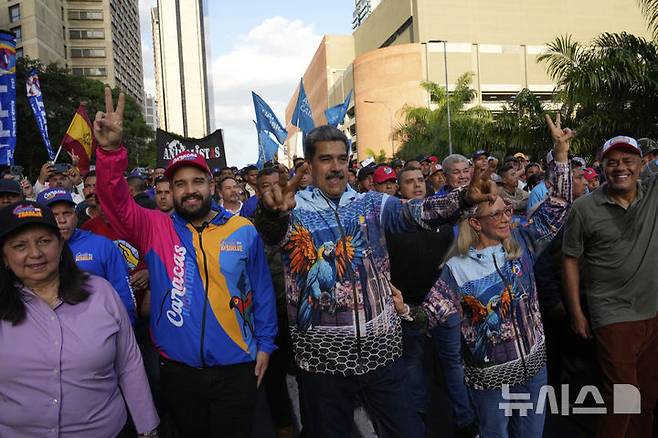 [카라카스=AP/뉴시스] 지난 22일(현지 시간) 베네수엘라 카라카스에서 니콜라스 마두로 대통령의 아들 니콜라스 마두로 게라(가운데)가 베네수엘라 카라카스에서 유세하고 있다. 2025.05.24.