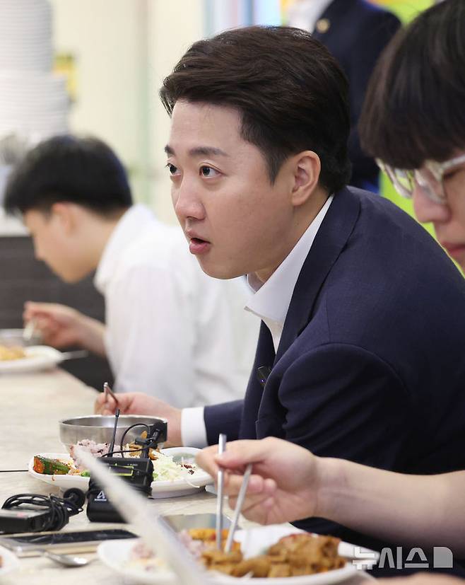 [서울=뉴시스] 김진아 기자 = 이준석 개혁신당 대선 후보가 24일 서울 동작구 한 한식 뷔페에서 공시생들과 식사를 하며 대화하고 있다. 2025.05.24. bluesoda@newsis.com