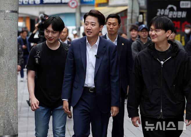 [서울=뉴시스] 김진아 기자 = 이준석 개혁신당 대선 후보가 24일 서울 동작구 한 한식 뷔페로 향하고 있다. 2025.05.24. bluesoda@newsis.com