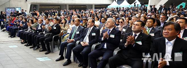 [서울=뉴시스] 박주성 기자 = 오세훈 서울시장과 최호정 서울시의회 의장을 비롯한 주한외교단이 24일 서울 동대문디자인플라자(DDP) 어울림 광장에서 열린 2025 서울세계도시문화축제 개막식에 참석하고 있다. 2025.05.24. park7691@newsis.com