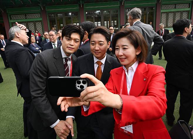 [서울=뉴시스] 권창회 기자 = 21일 서울 신라호텔에서 열린 제16회 조선일보 아시안리더십콘퍼런스(ALC)에 참석한 김용태 국민의힘 비상대책위원장과 이준석 개혁신당 대선 후보, 나경원 국민의힘 공동선대위원장이 기념촬영을 하고 있다. (사진=조선일보 제공) 2025.05.21. photo@newsis.com *재판매 및 DB 금지