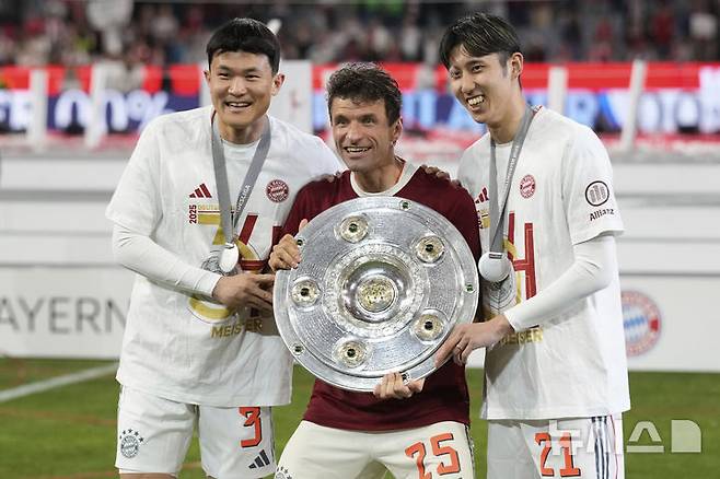 [뮌헨=AP/뉴시스] 독일 프로축구 분데스리가를 제패한 바이에른 뮌헨. 왼쪽부터 김민재, 토마스 뮐러, 이토 히로키. 2025. 5. 10.