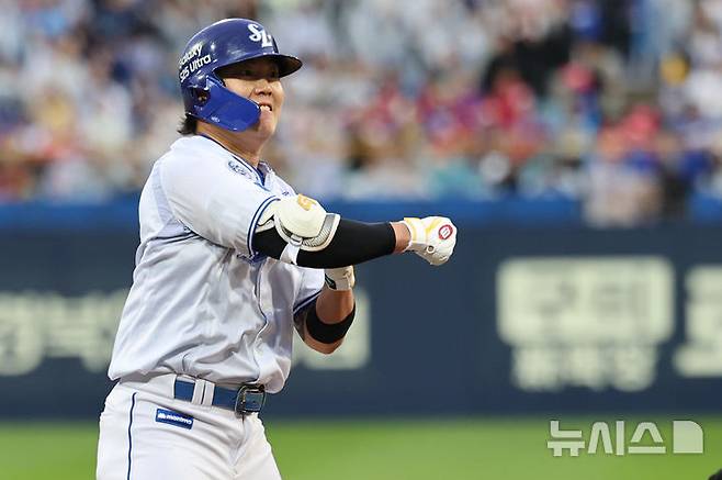 [서울=뉴시스] 프로야구 삼성 라이온즈 류지혁이 24일 대구 삼성라이온즈파크에서 열린 2025 신한 쏠뱅크 KBO리그 KIA 타이거즈와의 경기 4회말 적시타를 친 뒤 포효하고 있다. (사진=삼성 라이온즈 제공) 2025.05.24.