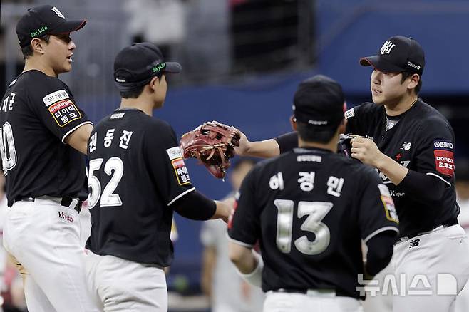 [서울=뉴시스] 최동준 기자 = 지난 23일 서울 구로구 고척스카이돔에서 열린 2025 KBO리그 kt 위즈와 키움 히어로즈의 경기, 7-5로 승리한 kt 선수들이 기뻐하고 있다. 2025.05.23. photocdj@newsis.com