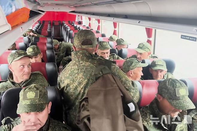 [벨라루스=AP/뉴시스]러시아 국방부가 24일(현지 시간) 우크라이나와의 포로 교환으로 풀려난 자국 군인의 모습을 담은 영상을 배포했다. 사진은 영상 일부로, 교환은 벨라루스의 비공개 장소에서 이뤄졌다. 2025.05.24.