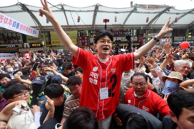 한동훈 전 국민의힘 대표가 21일 대구 중구 서문시장을 찾아 김문수 대선 후보의 지원 유세를 하고 있다. 연합뉴스