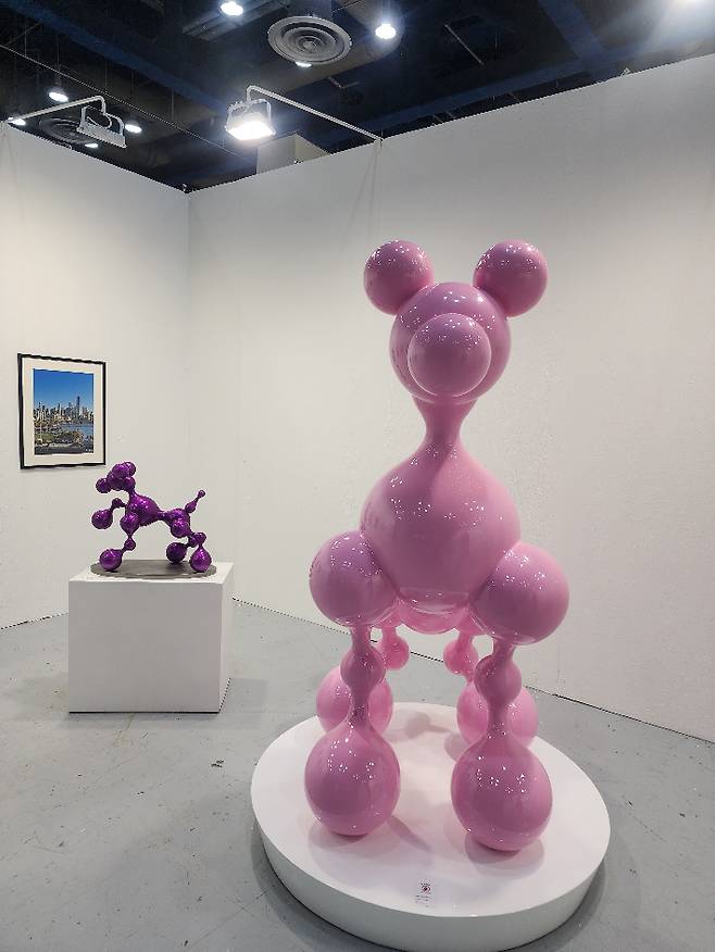 서울 코엑스에서 25일까지 열리는 '조형아트서울 2025(PLAS 2025)'에 전시된 금산갤러리_오동훈, 'Bubble Dog(Pink), 스테인리스 스틸, 189x140x112cm, 2024. 곽인숙 기자