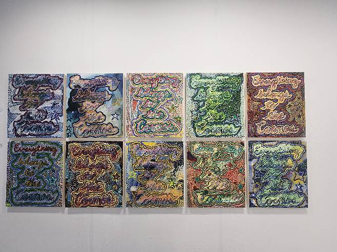 서울 코엑스에서 25일까지 열리는 '조형아트서울 2025(PLAS 2025)'에 전시된 알렉산드라 그란트, '코스모스', 실크 스크린, 캔버스 위에 아크릴 물감, 21x24 inches, 2025. 곽인숙 기자