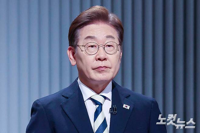 더불어민주당 이재명 대선후보가 23일 서울 영등포구 여의도 KBS 스튜디오에서 열린 중앙선거방송토론위원회 주관 제21대 대통령선거 후보자 토론회에 앞서 준비를 하고 있다. 국회사진기자단