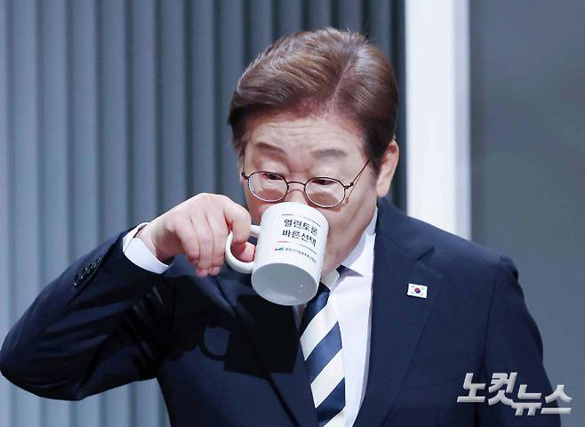 이재명 더불어민주당 대선 후보가 23일 서울 영등포구 KBS본관 스튜디오에서 열린 중앙선거방송토론위원회 주관 제21대 대통령선거 2차 후보자토론회에서 물을 마시고 있다. 국회사진기자단