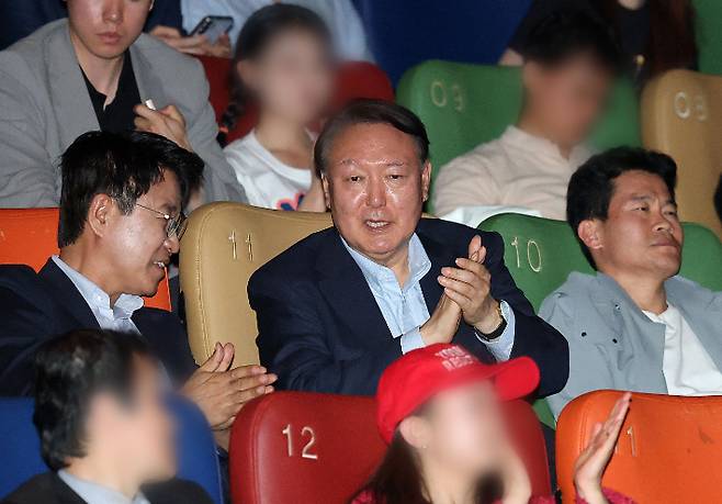 윤석열 전 대통령이 21일 서울 메가박스 동대문에서 영화 '부정선거, 신의 작품인가' 관람을 마친 뒤 박수를 치고 있다. 연합뉴스