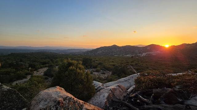 산 정상에 텐트를 설치하면 해가 뜨고 지는 광경을 1열에서 관람할 수 있다.