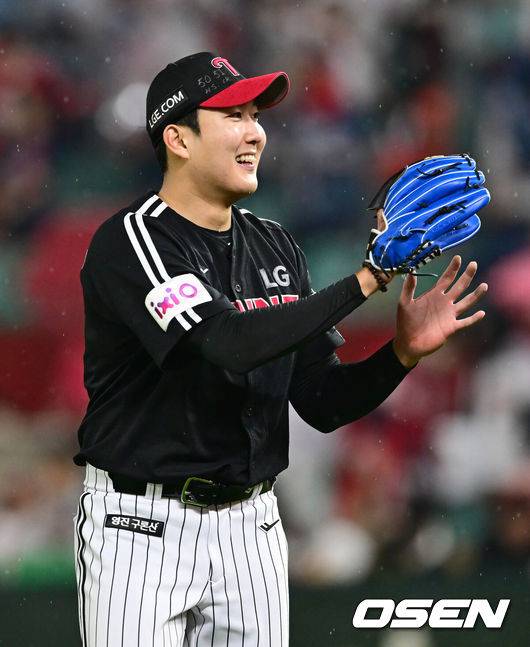 [OSEN=인천, 김성락 기자] 23일 오후 인천 미추홀구 SSG랜더스필드에서 ‘2025 신한 SOL Bank KBO리그’ SSG 랜더스와 LG 트윈스의 경기가 열렸다.이날 홈팀 SSG는 화이트, LG는 손주영을 선발로 내세웠다.7회말 종료 후 LG 손주영이 더그아웃으로 이동하고 있다. 2025.05.23 / ksl0919@osen.co.kr