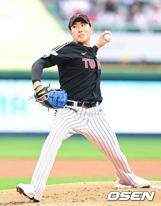 [OSEN=인천, 김성락 기자] 23일 오후 인천 미추홀구 SSG랜더스필드에서 ‘2025 신한 SOL Bank KBO리그’ SSG 랜더스와 LG 트윈스의 경기가 열렸다.이날 홈팀 SSG는 화이트, LG는 손주영을 선발로 내세웠다.1회말 LG 선발 손주영이 마운드에 올라 힘차게 공을 뿌리고 있다. 2025.05.23 / ksl0919@osen.co.kr