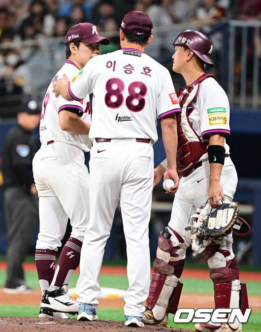 [OSEN=고척, 조은정 기자]23일 오후 서울 고척스카이돔에서 2025 신한 SOL Bank KBO리그 키움 히어로즈와 KT 위즈의 경기가 열린다.이날 키움은 김윤하, KT는 오원석을 선발로 내세웠다.6회초 2사 2루 KT 권동진에게 볼넷으로 출루를 허용한 키움 선발 김윤하가 교체되고 있다. 2025.05.23 /cej@osen.co.kr