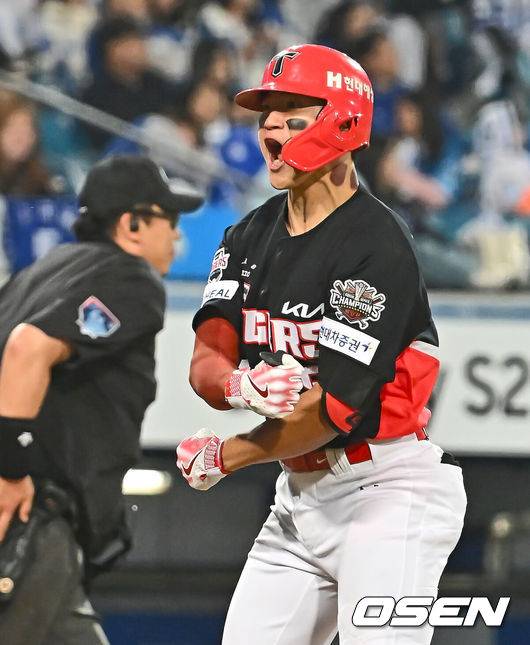 [OSEN=대구, 이석우 기자] 23일 대구삼성라이온즈파크에서 2025 신한 SOL 뱅크 KBO 리그 삼성 라이온즈와 KIA 타이거즈의 경기가 열렸다. 홈팀 삼성은 황동재가, 방문팀 KIA는 네일이 선발 출전했다. KIA 타이거즈 김도영이 8회초 1사 1루 좌중월 2점 홈런을 치고 포효하고 있다. 2025.05.23 / foto0307@osen.co.kr